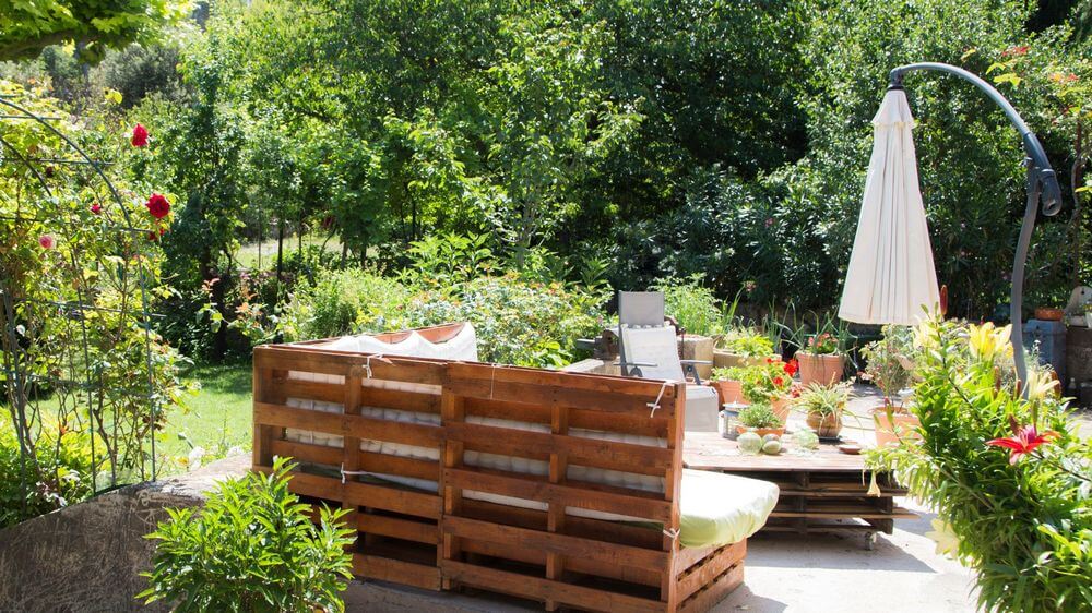 Własny ogród jako dodatkowy pokój – jak urządzić strefę relaksu dla całej rodziny? Własny ogród jako dodatkowy pokój